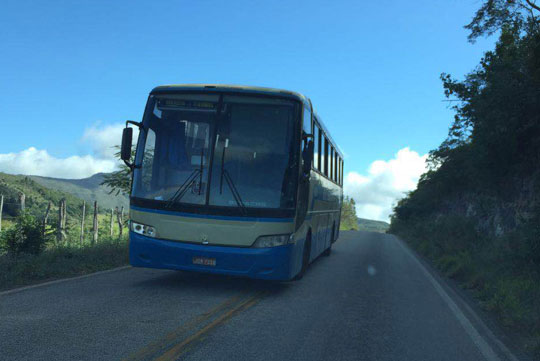 Ônibus da Novo Horizonte quebra na BA-142 e fica sem sinalização no meio da pista