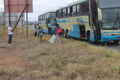 Brumado: Ônibus da Novo Horizonte quebra na rótula da BA-262 e irrita passageiros