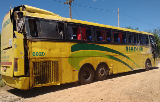 Ônibus tomba e deixa 22 romeiros feridos na BR-030 entre Brumado e Caetité