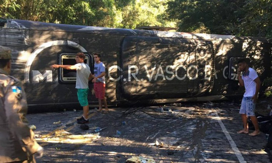 Ônibus do Vasco tomba e deixa 22 jogadores feridos
