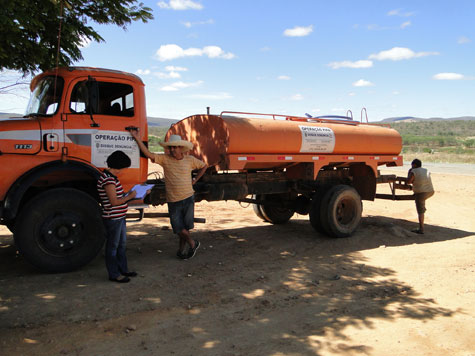 Brumado: Comunidades de Ubiraçaba serão contempladas com operação carro-pipa