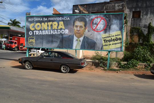 Deputado Federal Arthur Maia é taxado de traidor em outdoors espalhados em Brumado