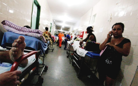 Vitória da Conquista: Paciente fica 40 dias em corredor de hospital aguardando cirurgia