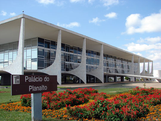 Planalto ameaça deputados favoráveis a impeachment com pente-fino em cargos