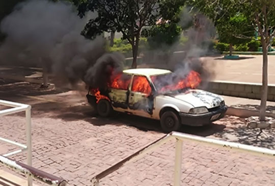 Filho é suspeito de incendiar carro do pai em frente à delegacia de Palmas de Monte Alto