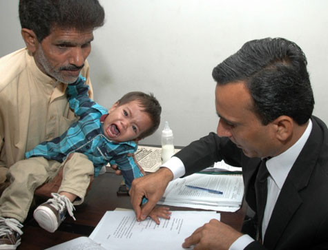 Bebê de nove meses é acusado de assassinato no Paquistão