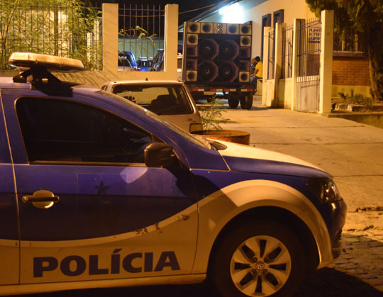 Promotoria eleitoral e PM recolhem carro com 'paredão' por crime eleitoral em Brumado