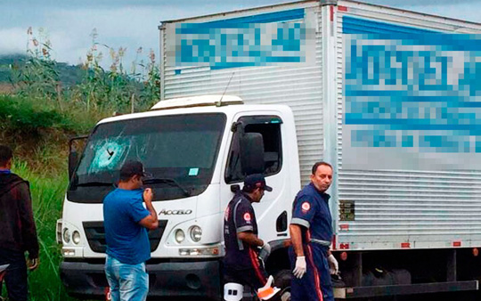 Passageiro de caminhão é atingido por pedra e morre no veículo