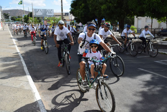 Dezenas de pessoas participam do 1º Passeio Ciclístico Beneficente Brumado Park