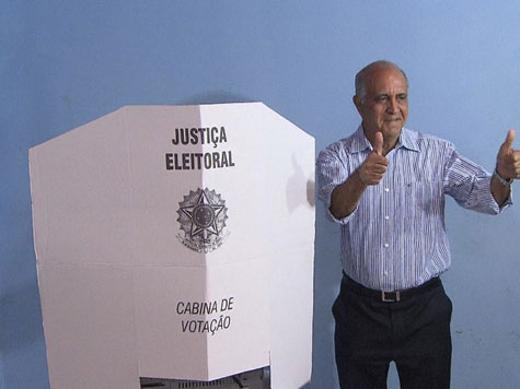 Eleições 2014: Paulo Souto vota após pegar documento em casa