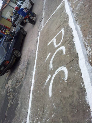 Brumado: Funcionário de terceirizada da prefeitura pinta sigla PCC em via pública