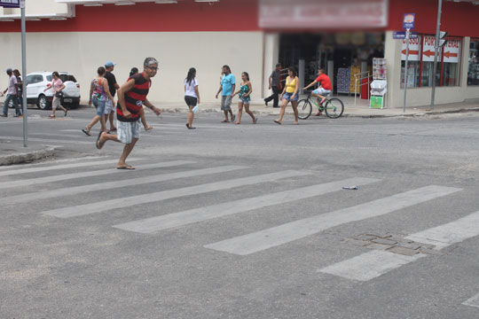 Sem sinal para pedestres, semáforos funcionam de modo irregular há anos em Brumado