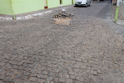 Brumado: Pedras soltas na Rua Raposo Tavares geram reclamação dos moradores
