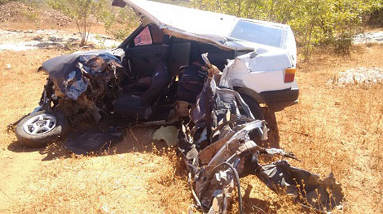Paramirim: Um morto e três feridos em acidente entre carro de passeio e caminhão baú