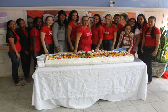Brumado: Empresária Perinalva Dias celebra aniversário arrecadando alimentos para os carentes