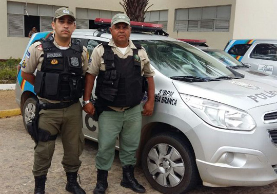 Pernambuco: Policiais encontram pacote com mais de R$ 16 mil e devolvem ao dono