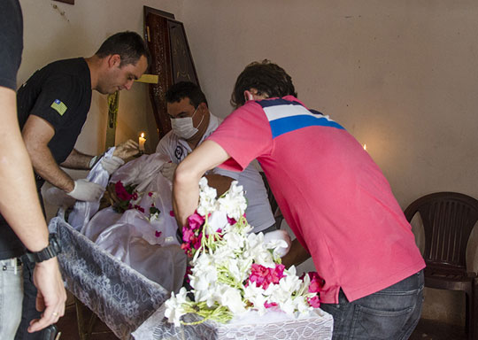 Piauí: Polícia retira corpo de idosa de caixão durante velório e investiga maus-tratos