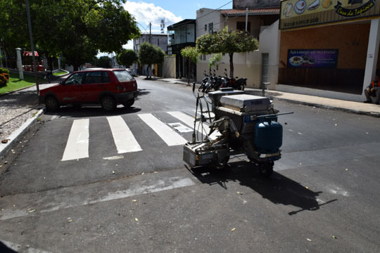 Problema na tinta interrompe a pintura das lombofaixas em Brumado