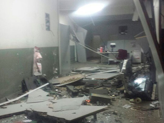 Criminosos explodem caixas eletrônicos de agência bancária em Piripá