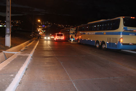 Passageiros se revoltam e protestam na garagem da Novo Horizonte em Brumado