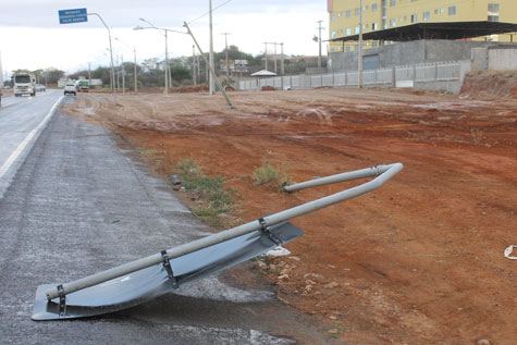 Brumado: Caminhão do PAC derruba poste e placa em obra na BA-262