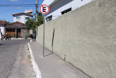 Brumado: STTU obstrui calçada com placa de sinalização