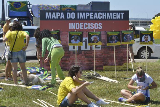 Manifestantes instalam placar do impeachment em frente ao Congresso Nacional