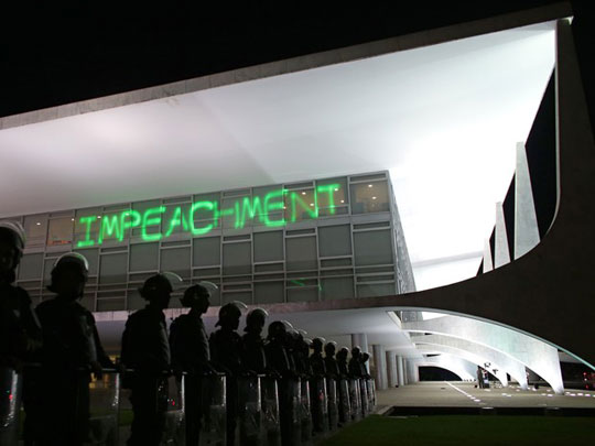 Manifestantes iluminam o Planalto com 'impeachment'