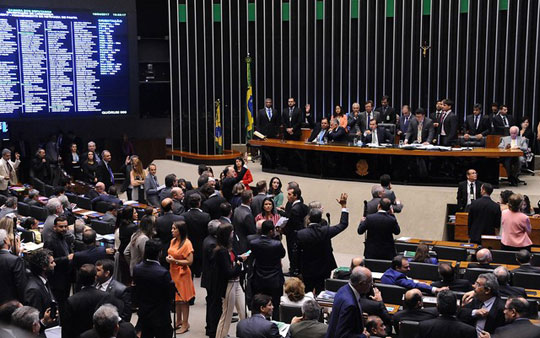 Câmara aprova texto de projeto que prevê socorro a estados