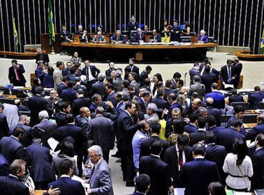 Governo busca manter mínimo de 200 deputados fieis a fim de evitar impeachment de Dilma