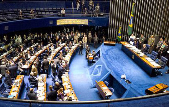 Senado não cumpre liminar do STF e mantém Renan Calheiros na presidência