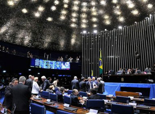 Senadores aprovam fim do financiamento privado de campanha