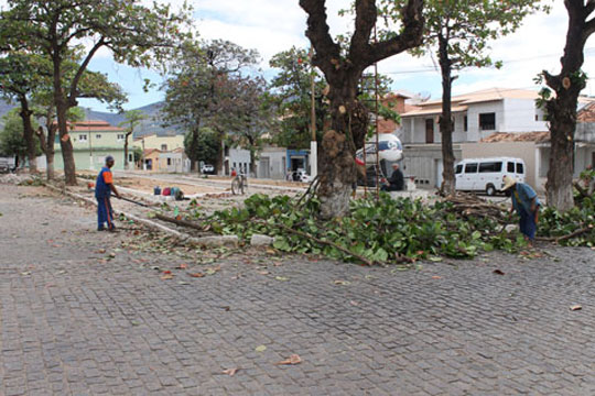 Brumado: Prefeitura corta árvores, mas está sem recurso para reforma da Praça Dr. Nelson Lula