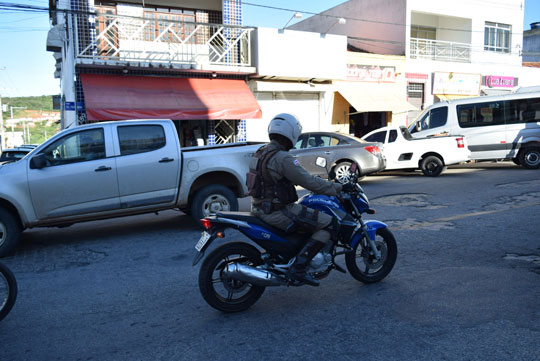 Bando de criminosos assalta duas lojas de celulares em Brumado