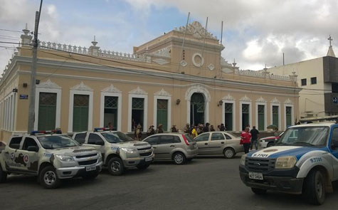 Conquista: Comerciantes protestam em frente ao prédio da prefeitura e polícia contém grupo