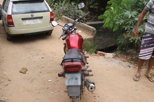 Brumado: Pastor tem moto furtada e abandonada em canal de esgoto