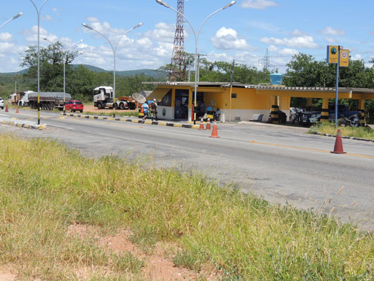 Homem que esfaqueou vizinho se entrega no posto da Polícia Rodoviária em Brumado