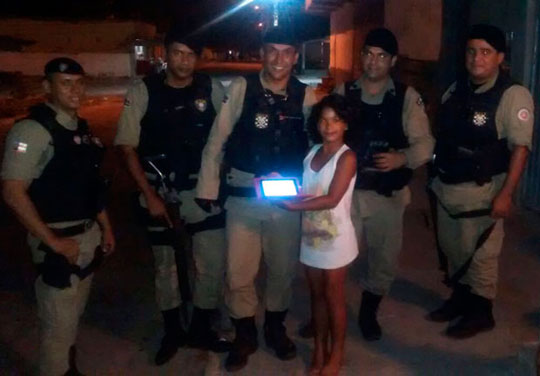 Policiais fazem 'vaquinha' para comprar tablet e dar a garota assaltada em Paulo Afonso