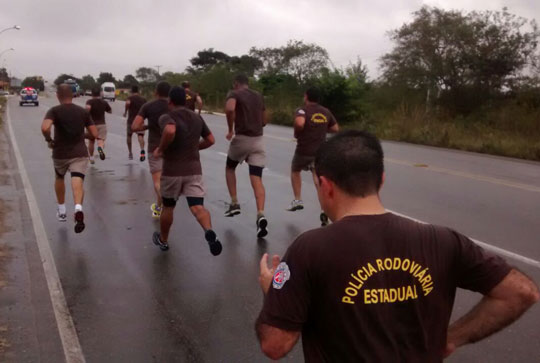 Policiais da PRE participam de corrida visando o preparo profissional