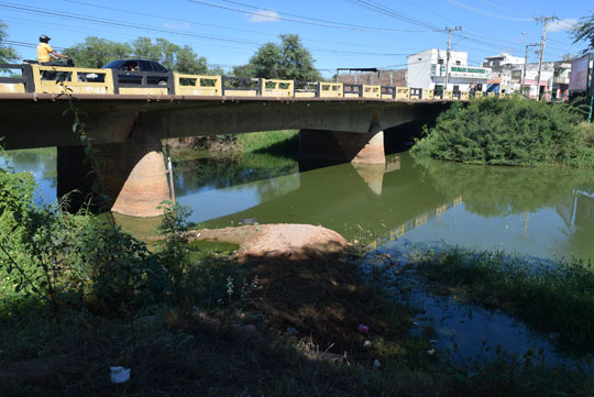 Sem estação de tratamento, despejo de esgoto em rio e riachos polui a natureza em Brumado