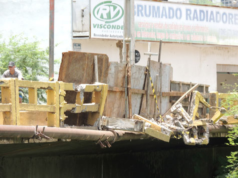 Brumado: Ponte continua danificada desde acidente com ônibus