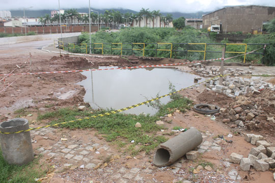 Brumado: Esgoto que não recebeu manutenção causa danos na cabeceira da ponte do São Félix