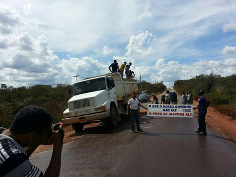 Igaporã: População reforma trecho da BR-430 por conta própria