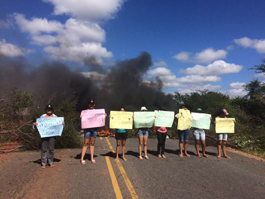 Moradores de Lagoa Real fazem manifestação e interditam BR-030