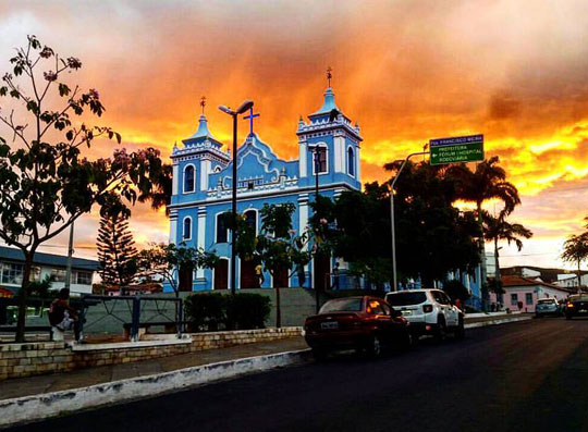 Imagem do pôr do sol na Praça da Matriz em Brumado viraliza nas redes sociais