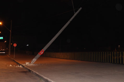 Brumado: Caminhão derruba poste na Avenida Centenário