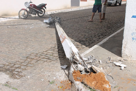 Brumado: Carreta transportando retroescavadeiras derruba poste no centro