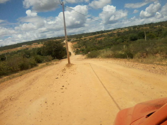 Brumado: Associação de Cristalândia vai acionar MPE contra prefeitura e Coelba por causa de postes nas estradas