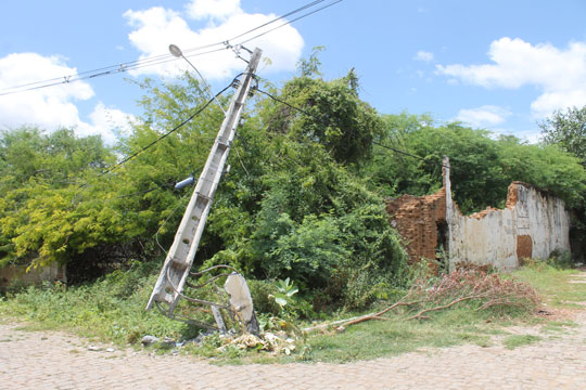 Brumado: Poste pendurado em fio de alta tensão ameaça segurança pública na Lauro Farani