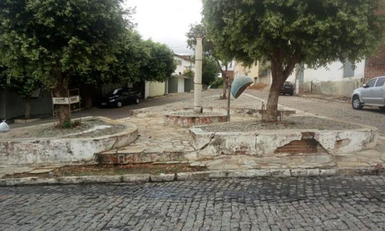 Vereadora Lia Teixeira solicita reforma em praça localizada no centro de Brumado